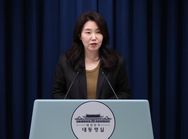 강유정 대변인이 28일 용산 대통령실 기자회견장에서 이재명 대통령의 초대 방송미디어통신위원회 위원장 인선 등 관련 브리핑을 하고 있다 사진연합뉴스