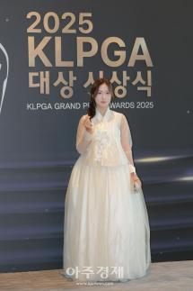 [포토] 포즈 취하는 이동은 프로 (2025 KLPGA 대상 시상식)
