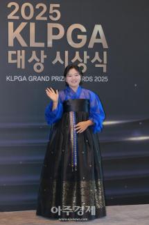 [포토] 포즈 취하는 신다인 프로 (2025 KLPGA 대상 시상식)