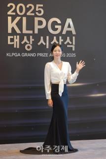 [포토] 포즈 취하는 ​​​​​​​배소현 프로 (2025 KLPGA 대상 시상식)