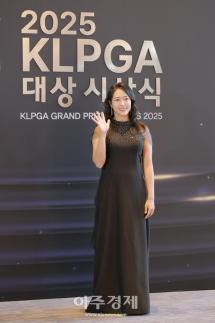 [포토] 포즈 취하는 ​​​​​​​김민주 프로 (2025 KLPGA 대상 시상식)