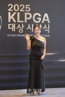 [포토] 포즈 취하는 최민경 프로 (2025 KLPGA 대상 시상식)