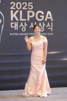 [포토] 포즈 취하는 ​​​​​​​황유나 프로 (2025 KLPGA 대상 시상식)