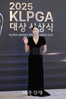 [포토] 포즈 취하는 박보겸 프로 (2025 KLPGA 대상 시상식)