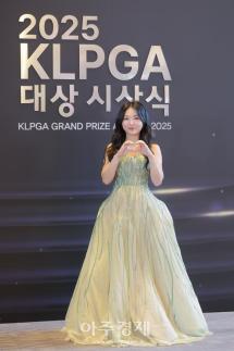[포토] 포즈 취하는 이예원 프로 (2025 KLPGA 대상 시상식)