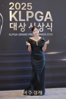 [포토] 포즈 취하는 ​​​​​​​성유진 프로 (2025 KLPGA 대상 시상식)