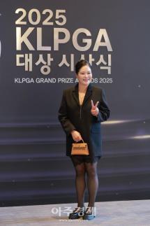 [포토] 포즈 취하는 ​​​​​​​최혜정 프로 (2025 KLPGA 대상 시상식)