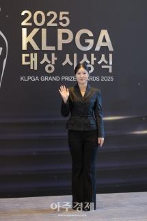 [포토] 포즈 취하는 ​​​​​​​고지우 프로 (2025 KLPGA 대상 시상식)