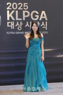 [포토] 포즈 취하는 ​​​​​​​김민선7 프로 (2025 KLPGA 대상 시상식)