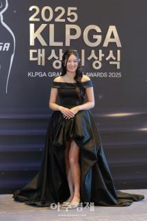 [포토] 포즈 취하는 박혜준 프로 (2025 KLPGA 대상 시상식)