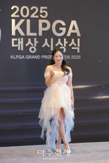 [포토] 포즈 취하는 ​​​​​​​노승희 프로 (2025 KLPGA 대상 시상식)