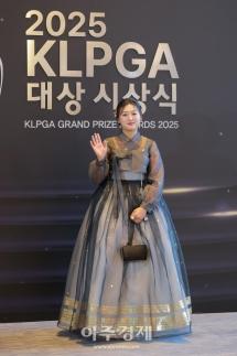 [포토] 포즈 취하는 리슈잉 프로 (2025 KLPGA 대상 시상식)