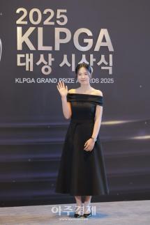 [포토] 포즈 취하는 이가영 프로 (2025 KLPGA 대상 시상식)