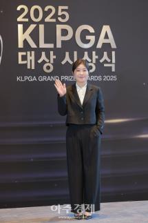 [포토] 포즈 취하는 ​​​​​​​이소영 프로 (2025 KLPGA 대상 시상식)