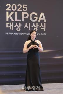 [포토] 포즈 취하는 ​​​​​​​이다연 프로 (2025 KLPGA 대상 시상식)
