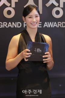 [포토] 포즈 취하는 박결 프로 (2025 KLPGA 대상 시상식)