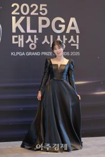 [포토] 포즈 취하는 박현경 프로 (2025 KLPGA 대상 시상식)