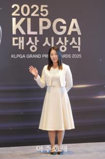 [포토] 포즈 취하는 임진희 프로 (2025 KLPGA 대상 시상식)