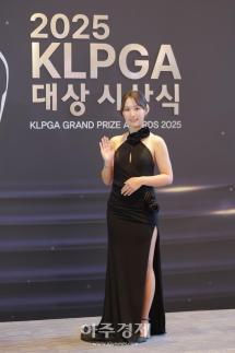 [포토] 포즈 취하는 이율린 프로 (2025 KLPGA 대상 시상식)