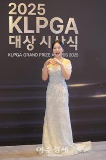 [포토] 포즈 취하는 유현조 프로 (2025 KLPGA 대상 시상식)