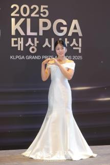 [포토] 포즈 취하는 ​​​​​​​서교림 프로 (2025 KLPGA 대상 시상식)