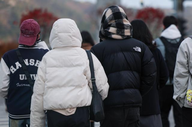 서울 종로구 광화문네거리에서 외투 모자를 쓰거나 목도리를 한 시민들이 길을 건너기 위해 신호를 기다리고 있다 사진연합뉴스