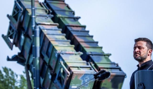 패트리엇 앞에 있는 블로디미르 젤렌스키 우크라이나 대통령 사진EPA·연합뉴스