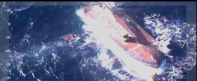 소형 어선의 선장 1명을 헬기로 안전하게 구조하고 있다 사진동해해경청