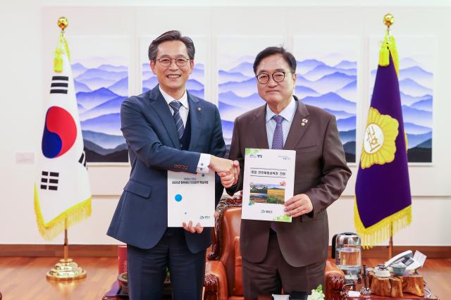 우승희 군수는 26일 국회를 찾아 우원식 국회의장과 최기상 예산결산특별위원회 위원을 잇달아 만나 지역 현안사업 지원을 요청했다사진영암군