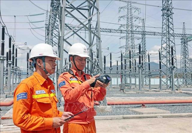 베트남의 한 전력소에 일하는 직원들 사진베트남 통신사