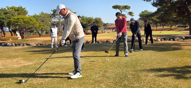 제6회 무안 황토골배 골프대회가 29일 무안CC에서 성황리에 열린 가운데 서진철 회장과 이호성 의장 등이 시타를 하고 있다사진김옥현 기자