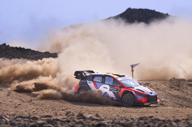 2025 WRC 사우디 아라비아 랠리에서 질주하는 현대차 월드랠리팀 i20 N Rally1 차량 사진현대차