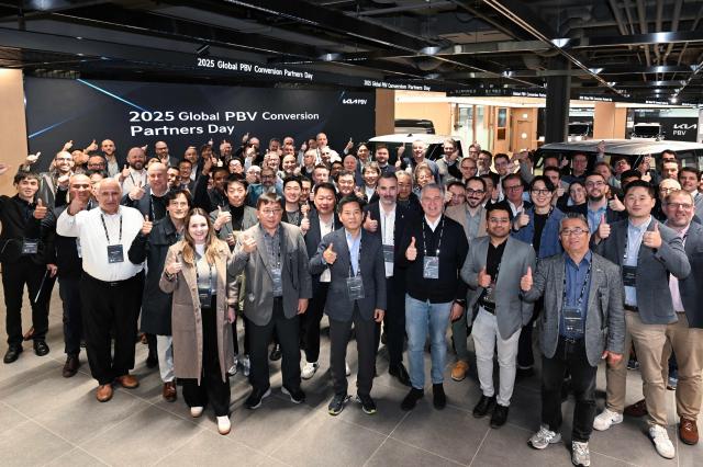 2025 글로벌 PBV 컨버전 파트너스 데이에서 김상대 기아 PBV비즈니스사업부 부사장첫줄 왼쪽에서 3번째과 글로벌 특장업체 관계자들이 기념 촬영하는 모습 사진기아