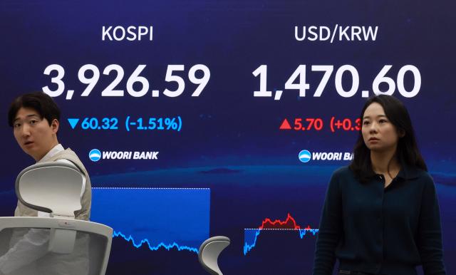 지난 28일 서울 중구 우리은행 본점 딜링룸에서 딜러들이 업무를 보고 있다 사진연합뉴스