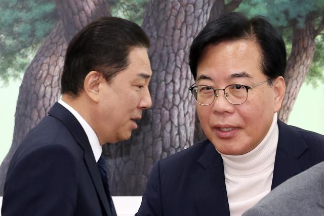 김병기 더불어민주당 원내대표와 송언석 국민의힘 원내대표가 30일 서울 여의도 국회에서 회동하고 있다 사진연합뉴스