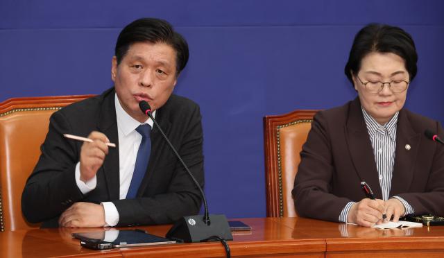 더불어민주당 조승래 사무총장이 30일 서울 여의도 국회에서 당무 현안 관련 기자간담회를 하고 있다사진연합뉴스