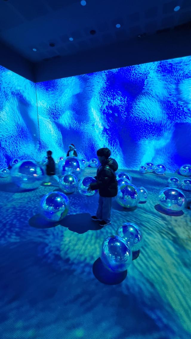 인터랙티브 미디어아트 전시 물 위의 세계에서 즐기는 아이들 모습 사진김포시