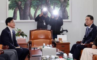 예산안·국정조사 모두 제자리…여야 원내대표 회동 난항