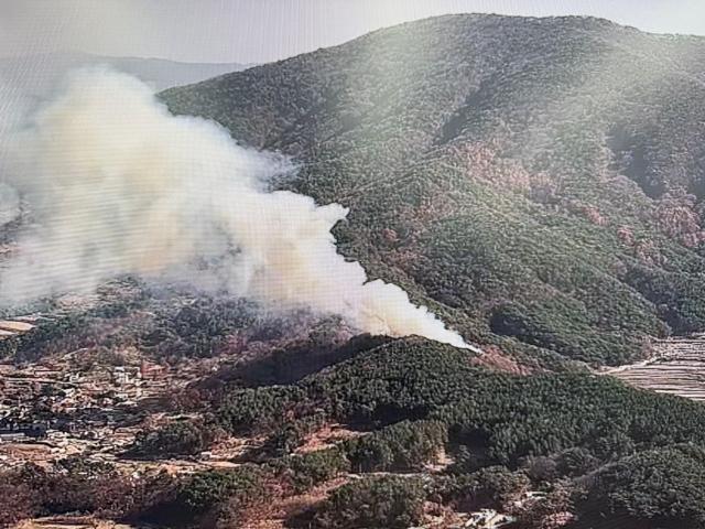 30일 오전 11시 28분께 울산 울주군 범서읍 중리 야산에서 불이 나 산림 당국이 진화 중이다 사진연합뉴스