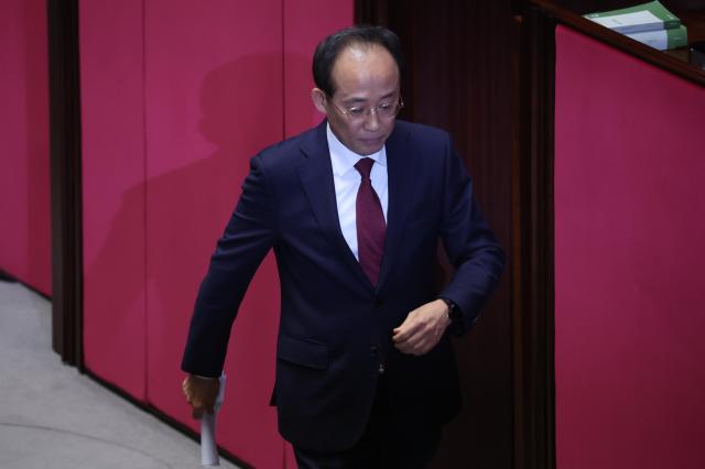 계엄 해제 의결을 방해한 혐의내란 중요임무 종사로 구속영장이 청구된 국민의힘 추경호 의원이 27일 국회 본회의에서 자신의 체포동의안 표결에 앞서 신상발언을 한 뒤 발언대에서 내려오고 있다 사진연합뉴스