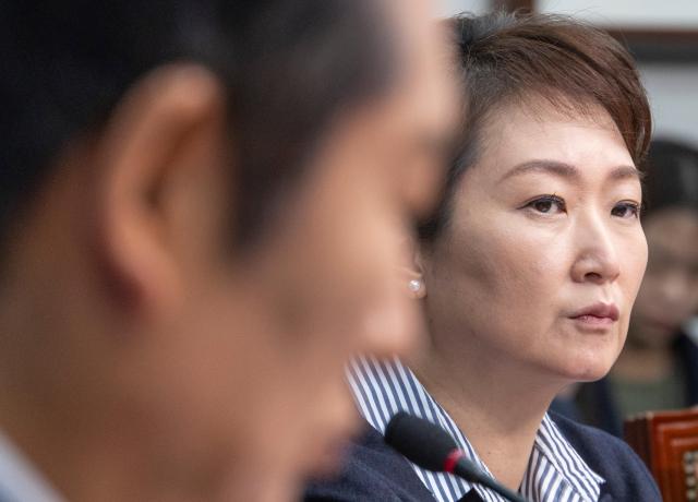  더불어민주당 이언주 최고위원이 24일 국회에서 열린 최고위원회의에서 당무위원회에서 논의될 당원 1인 1표제 관련해 제고 요청을 하는 발언을 하고 있다사진연합뉴스