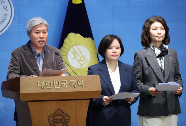 30일 서울 여의도 국회 소통관에서 조국혁신당 서왕진 원내대표 등 의원들이 박성재 전 법무부장관의 조국혁신당 정치사찰 주장 관련 기자회견을 하고 있다 사진연합뉴스