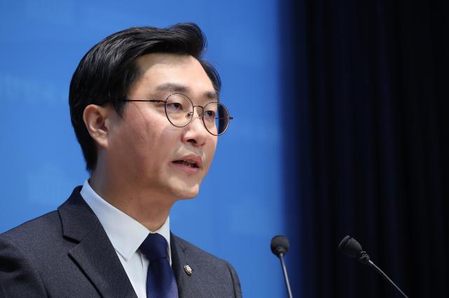 장경태 더불어민주당 의원이 30일 서울 여의도 국회 소통관에서 자신의 성추행 의혹 보도 등과 관련해 입장을 밝히는 기자회견을 하고 있다사진연합뉴스