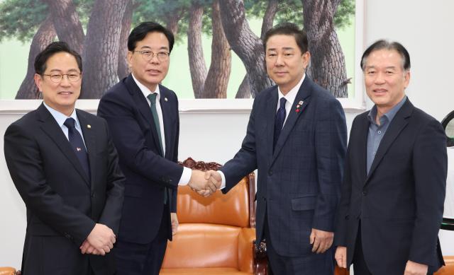 더불어민주당 김병기 원내대표와 국민의힘 송언석 원내대표가 28일 서울 여의도 국회에서 법인세율과 교육세 인상 문제를 두고 막판 협상을 위해 회동하고 있다