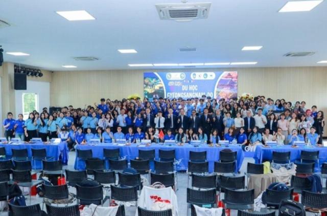 경상남도는 지난 28일 베트남 동나이성 락홍대학교 대강당에서 현지 고등학생·대학생들을 대상으로 경남도 내 대학교와 합동으로 유학설명회를 개최했다 사진경상남도 제공