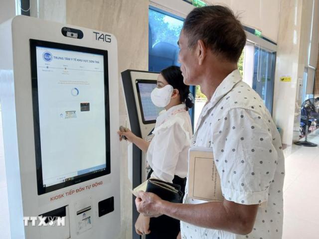 병원비를 결제하고 있는 한 시민의 모습 사진베트남 통신사