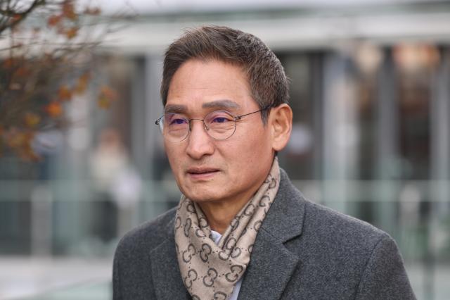 건진법사 관봉권 띠지 분실 의혹과 쿠팡 퇴직금 불기소 외압 의혹 수사를 맡게 된 안권섭 상설특별검사가 17일 서울 여의도 사무실에서 나오고 있다 사진연합뉴스