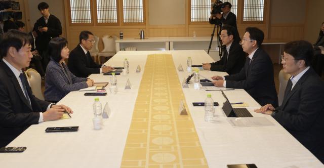 30일 서울 종로구 정부서울청사에서 열린 쿠팡 관련 긴급 관계부처 장관회의에 배경훈 부총리 겸 과학기술정보통신부 장관 유재성 경찰청장 직무대행 송경희 개인정보보호위원장 국정원 관계자 윤창렬 국무조정실장 등이 참석했다사진연합뉴스