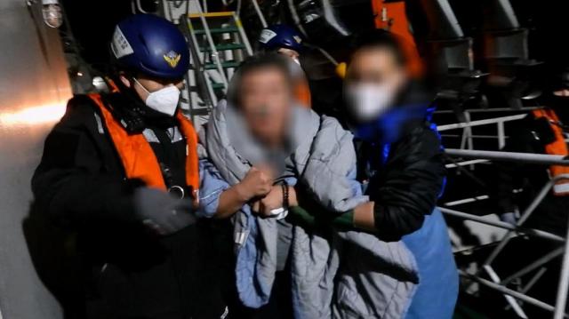 동해퇴 인근 해상에서 잇따라 발생한 응급환자 2명을 항공기와 경비함정을 총동원 9시간에 걸친 해상 공중 릴레이 긴급 이송 작전으로 모두 안전하게 구조했다 사진동해해경청