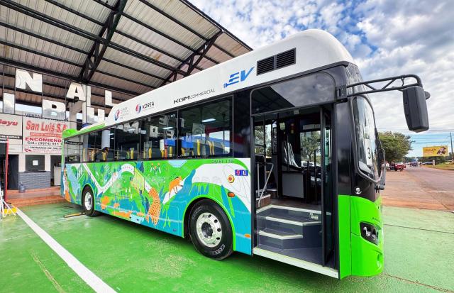 한자연이 산업통상협력개발지원사업으로 추진 중인 파라과이 e-vehicle 시범보급 사업을 통해 파라과이 현지에서 운영 중인 전기 버스 모습사진한자연